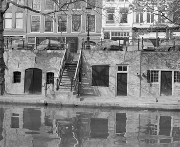 884838 Gezicht op gerestaureerde werfkelders onder de panden Oudegracht 233 (links)-237 te Utrecht.